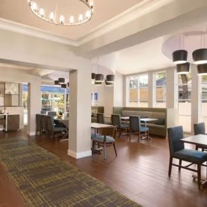 Dining and coworking lounge at Hampton Inn & Suites Ft. Lauderdale Airport/South Cruise Port.
