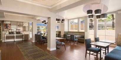 Dining and coworking lounge at Hampton Inn & Suites Ft. Lauderdale Airport/South Cruise Port.