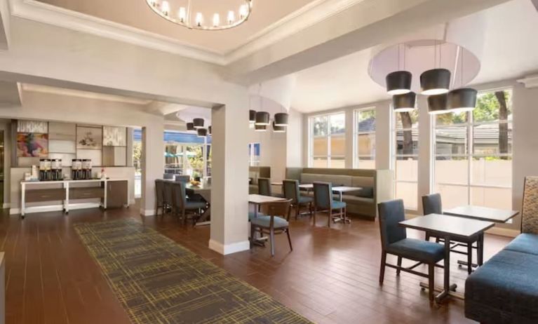 Dining and coworking lounge at Hampton Inn & Suites Ft. Lauderdale Airport/South Cruise Port.