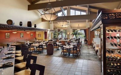 Bar and lounge space at DoubleTree By Hilton Ontario Airport.