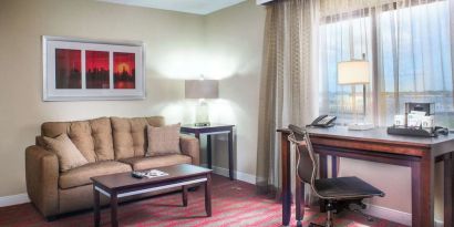 King room with lounge and work desk at Laguardia Plaza Hotel.