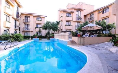 Large outdoor pool at All Ritmo Cancún & Waterpark.