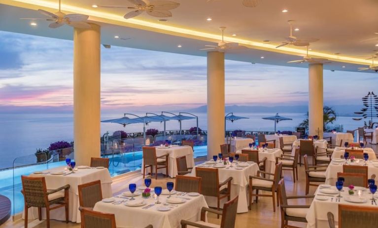 Dining room with sea view at Grand Miramar All Luxury Suites & Residences.