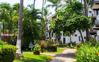 Hotel gardens at Puerto De Luna Pet Friendly & Family Suites.