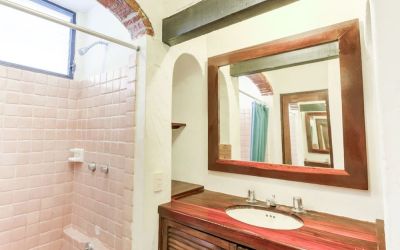 Guest bathroom with shower at Puerto De Luna Pet Friendly & Family Suites.