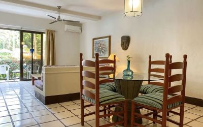 Day use room with dining room at Puerto De Luna Pet Friendly & Family Suites.