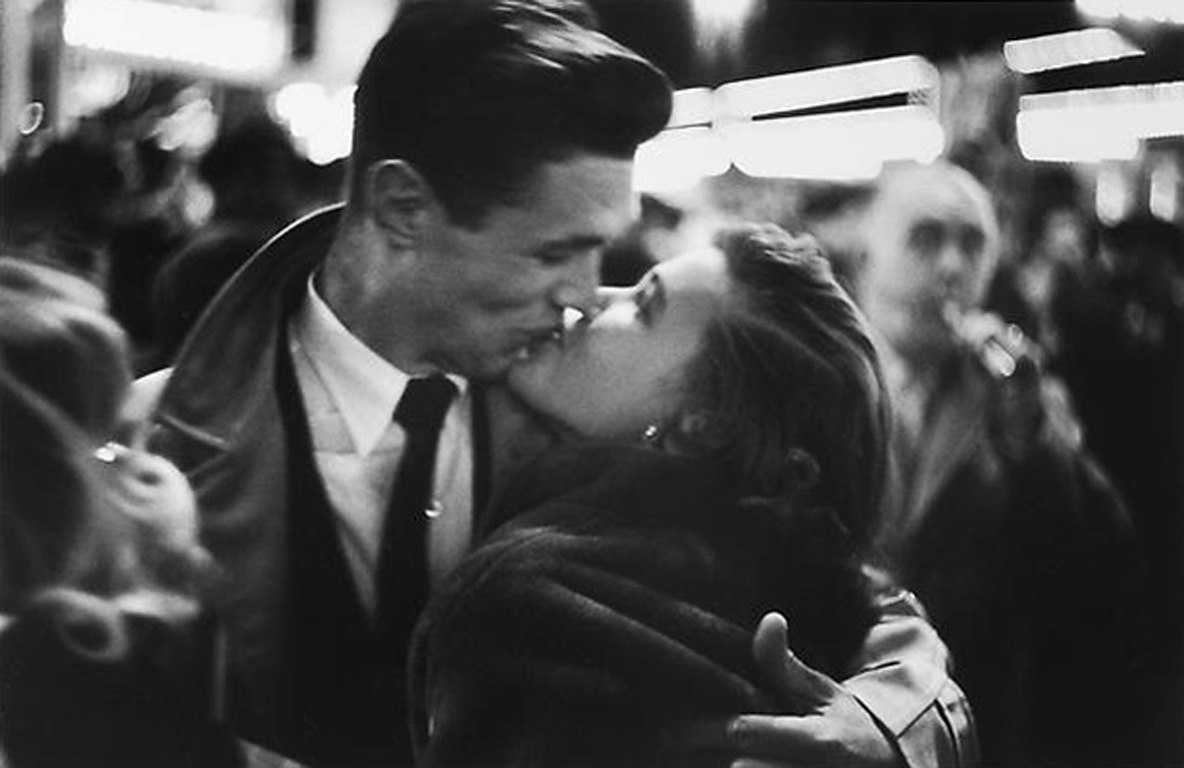 7 Non-Awkward Ways to Get a Date While Traveling Alone