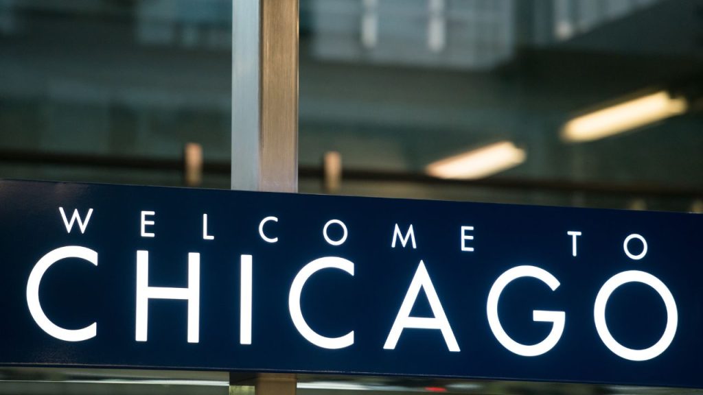 chicago-city-sign: blue and white sign with text that reads welcome to chicago