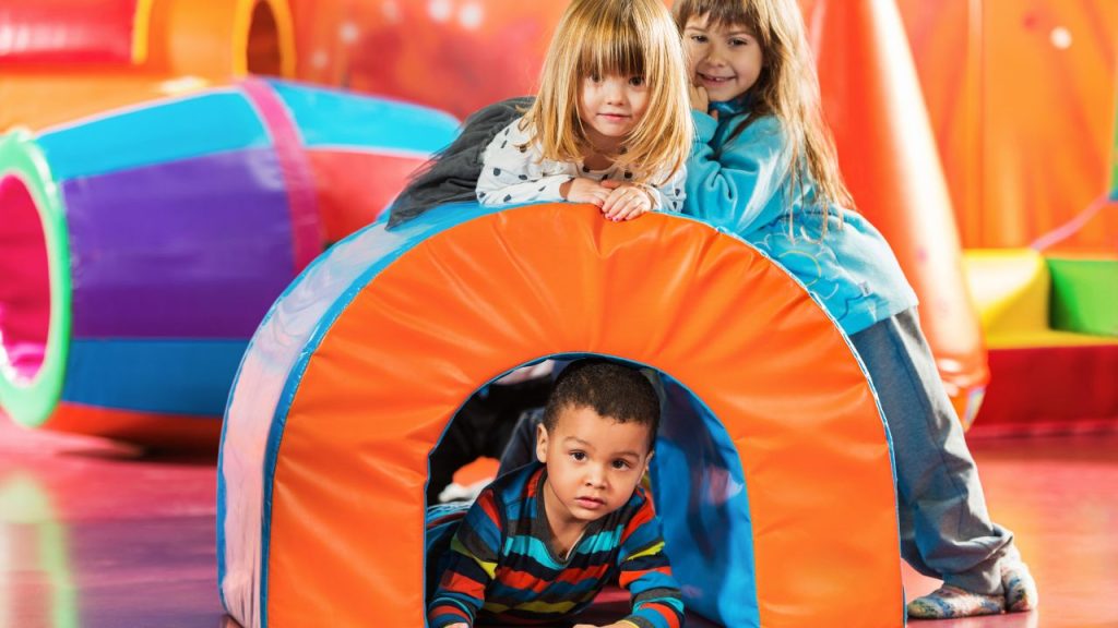 kids dallas airport: children playing in indoor playground