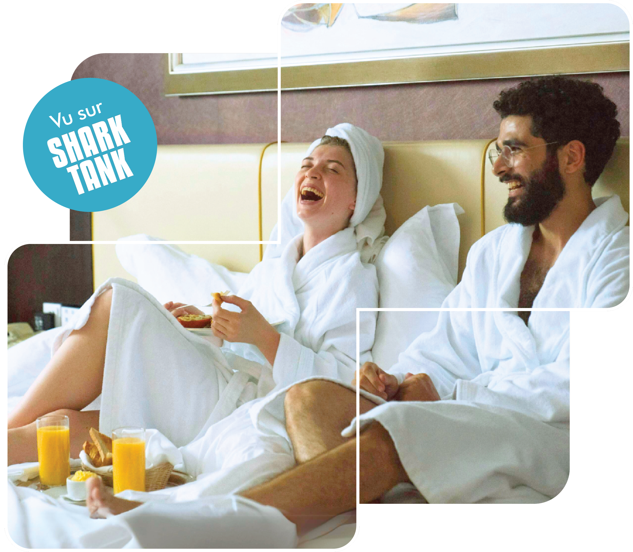 Deux personnes en peignoir sont assises sur un lit et rient. La femme a une serviette enroulée autour de la tête et tient de la nourriture. Devant elles, il y a des éléments pour le petit-déjeuner et deux verres de jus d'orange.